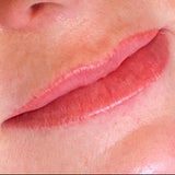 Permanent makeup av lepper, jevn farge og naturlig kontur, utført med lip blush-teknikk for et friskt og varig resultat. Pmu lepper, Lip blush utført hos Fresh Up Hudpleie på Greverud senter, Oppegård