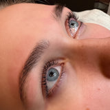 Farging av vipper og bryn er en behandling som fremhever øynene med en naturlig look. Utføres hos Fresh Up Hudpleie på Greverud senter.