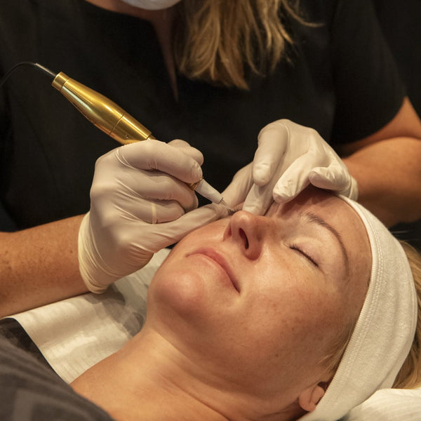 Permanent makeup av bryn, lepper og eyeliner, med et naturlig resultat