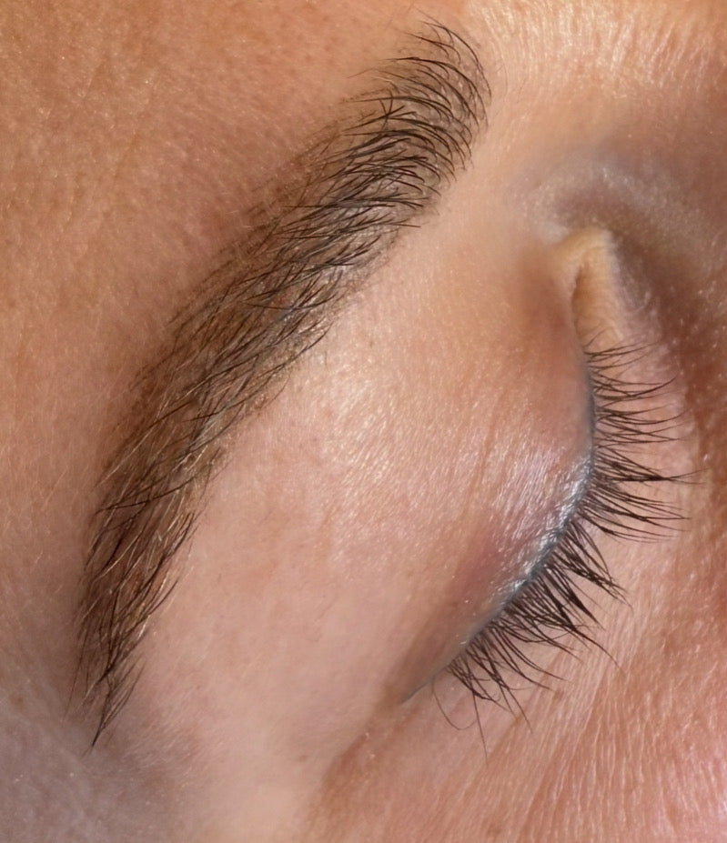 Healet microblading av bryn