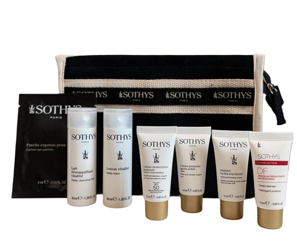 Sothys reise kit med 8 hudpleieprodukter og toalettmappe. Rens, fukt, solbeskyttelse og øyemaske i perfekt reisestørrelse.