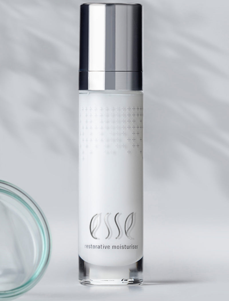 Esse Plus Restorative Moisturiser+ Eksklusiv anti-age krem for voksen hud med probiotika og nærende planteoljer.